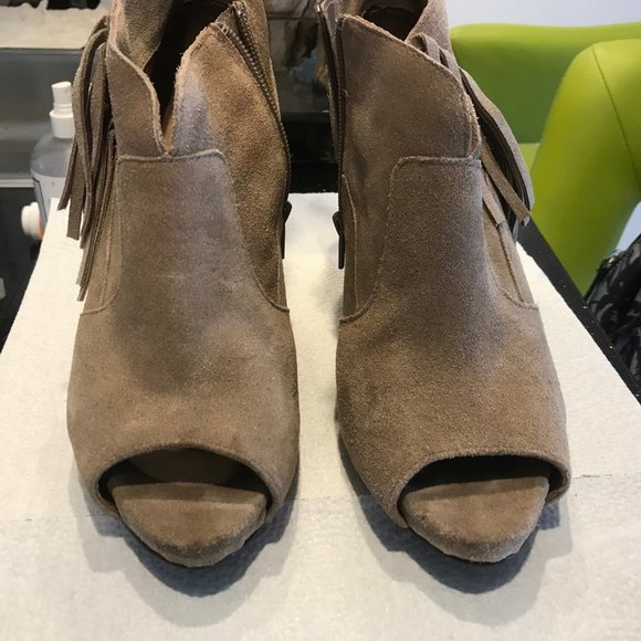 Steve Madden Suede Tan Wedges with Tassles - Picture 1 of 9